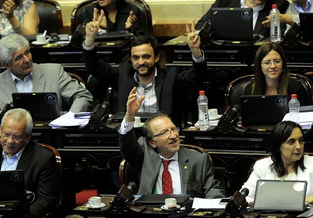 En polémica sesión, el oficialismo aprobó un paquete de proyectos que benefician a trabajadores