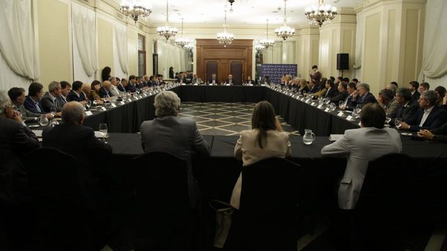 El equipo económico del gobierno nacional se reunión en la Bolsa de Comercio con empresarios y actores del agro