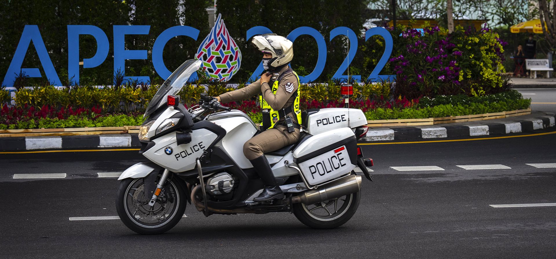 Un oficial de policía en una motocicleta patrulla cerca de la sede de la próxima Cooperación Económica Asia-Pacífico (APEC) en Bangkok, Tailandia, el miércoles 16 de noviembre de 2022.
