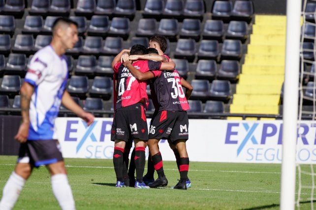 Esteban Fernández se abraza a sus compañeros.