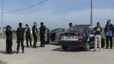 El cuerpo se hallaba maniatado dentro de un automóvil gris. El cuerpo se hallaba maniatado dentro de un automóvil gris.