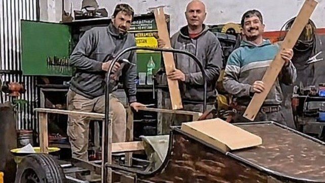 Uno de los equipos que se prepara para la Carrera de Autos Locos en Diamante.