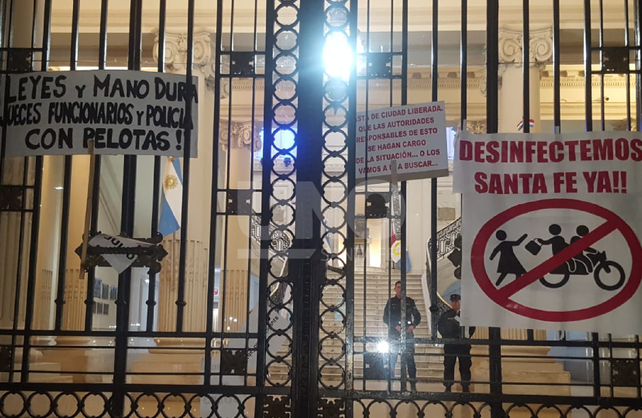 Los manifestantes dejaron plasmados sus reclamos en Casa de Gobierno.