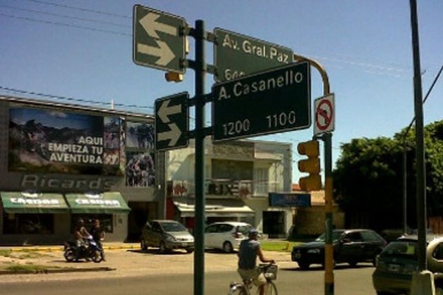 Una moto chocó con un camión por estar desincronizado el semáforo