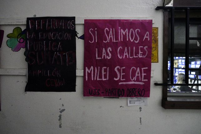 Carteles instalados en la Facultad de Humanidades de la UNR.