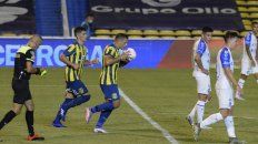 La carta canalla. Vecchio anota el gol del 1-1 y besa la pelota. Cuando anduvo el volante, Central mostró el mejor juego. La carta canalla. Vecchio anota el gol del 1-1 y besa la pelota. Cuando anduvo el volante, Central mostró el mejor juego.