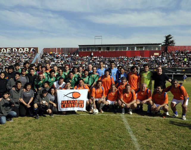 Estrellas del deporte y la televisión participaron de la movida solidaria en el Gabino Sosa. (Foto: G. de los Rios)