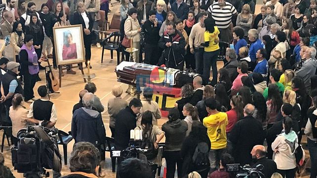 Una multitud despide los restos de Micaela García