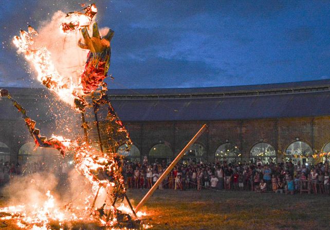 Con la quema del Rey Momo finalizó el Carnaval del Molino y La Redonda