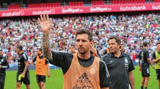 Messi saluda a los hinchas que se acercaron a ver la práctica.