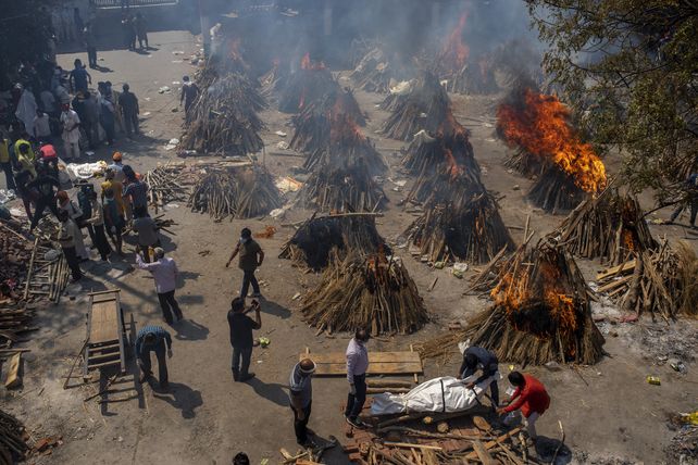 Decenas de piras funerarias arden en Nueva Delhi. En muchos lugares ya escasea la madera por esta práctica.&nbsp;