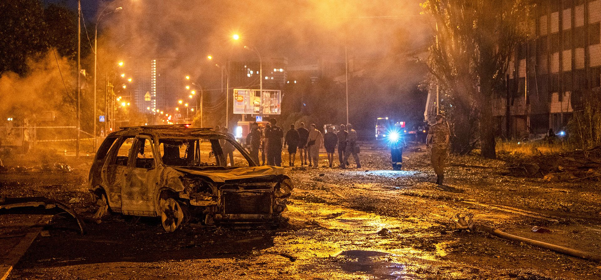Un auto quemado se ve tras un ataque de misiles rusos en Kiev, Ucrania, el sábado 1 de agosto de 2026. (AP Foto/Dan Bashakov) Un auto quemado se ve tras un ataque de misiles rusos en Kiev, Ucrania, el sábado 1 de agosto de 2026. (AP Foto/Dan Bashakov)
