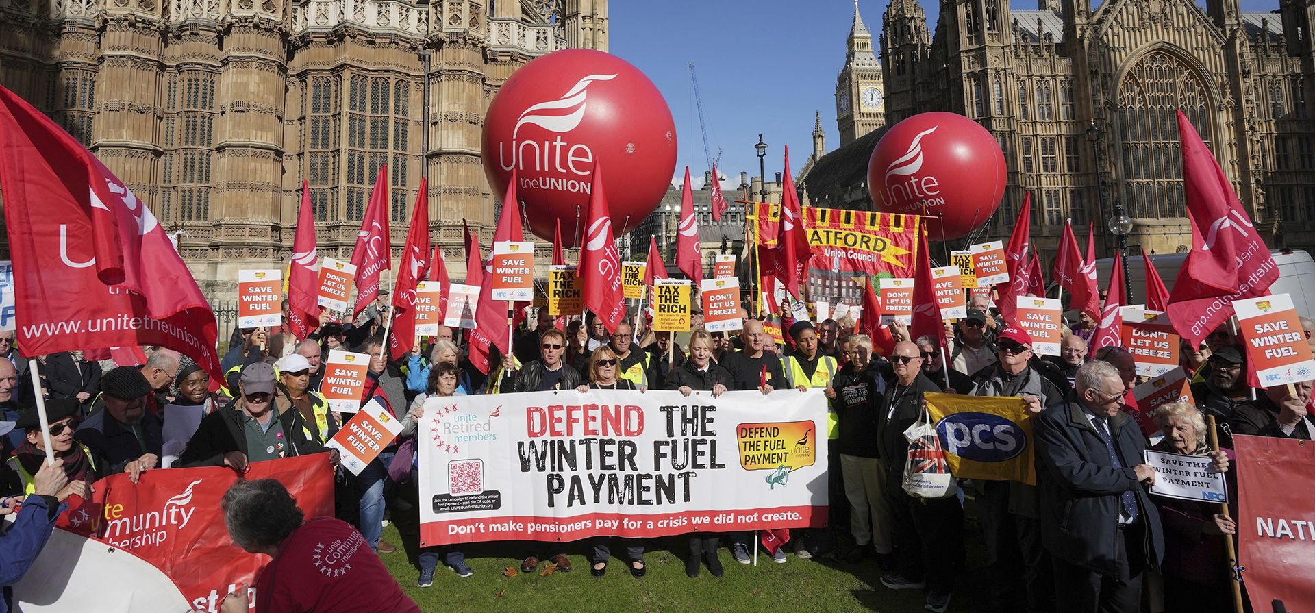 Grupos de jubilados protestan frente al Parlamento contra el recorte de combustible en invierno, en Londres, el lunes 7 de octubre de 2024. (Foto AP/Kin Cheung)