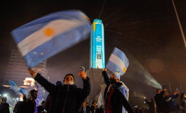 Festejos en el monumento tras la consagración del seleccionado argentino en Brasil. Foto Celina Mutti Lovera.