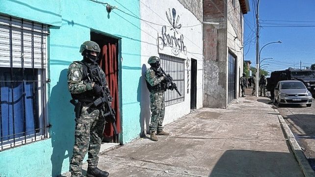 Gendarmería realiza los allanamientos simultáneos en casas de parientes del líder de Los Monos