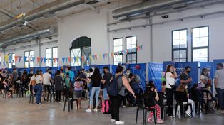 En el predio de la ex Rural de Rosario prosigue la vacunación contra el coronavirus.