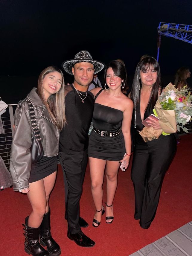 Leo Saleh junto al equipo de 