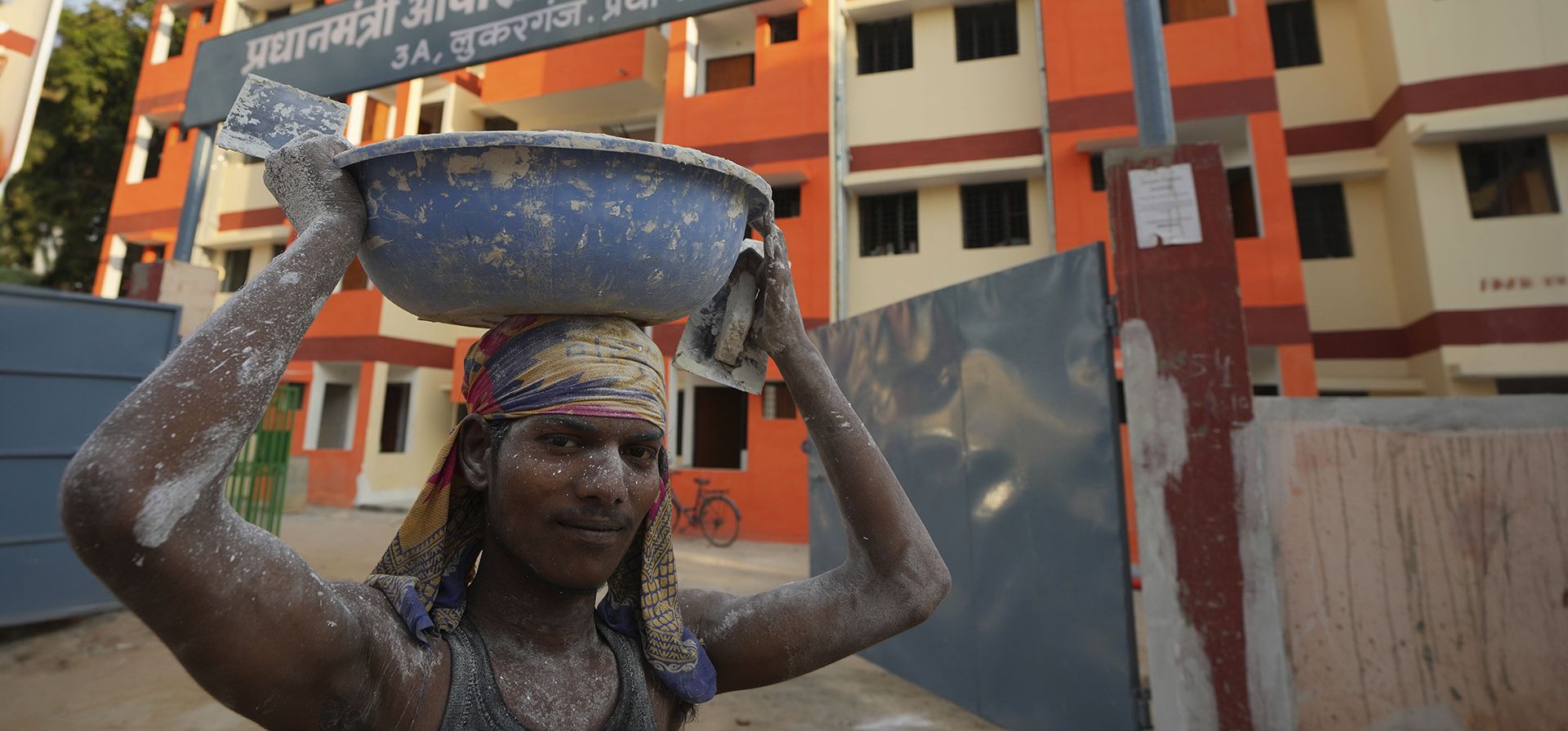 Trabajadores asalariados trabajan en un sitio de construcción en Prayagraj, India, el jueves 22 de junio de 2023. (Foto AP/Rajesh Kumar Singh)