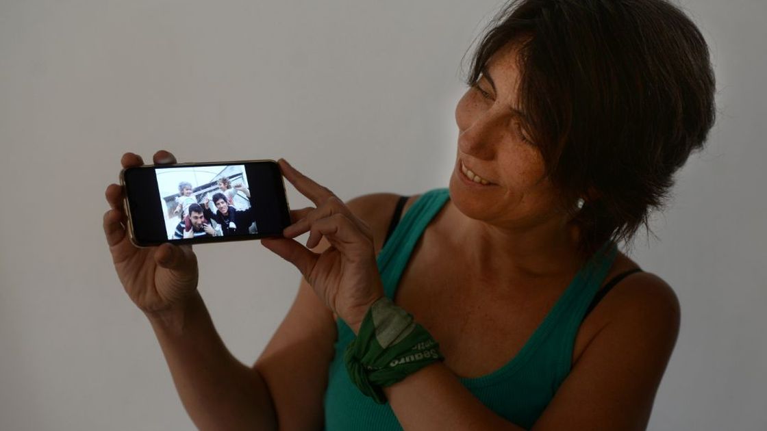 Loreley Flores, periodista feminista muestra a sus hijos: Facundo, Gonzalo, Francesca y Martina.