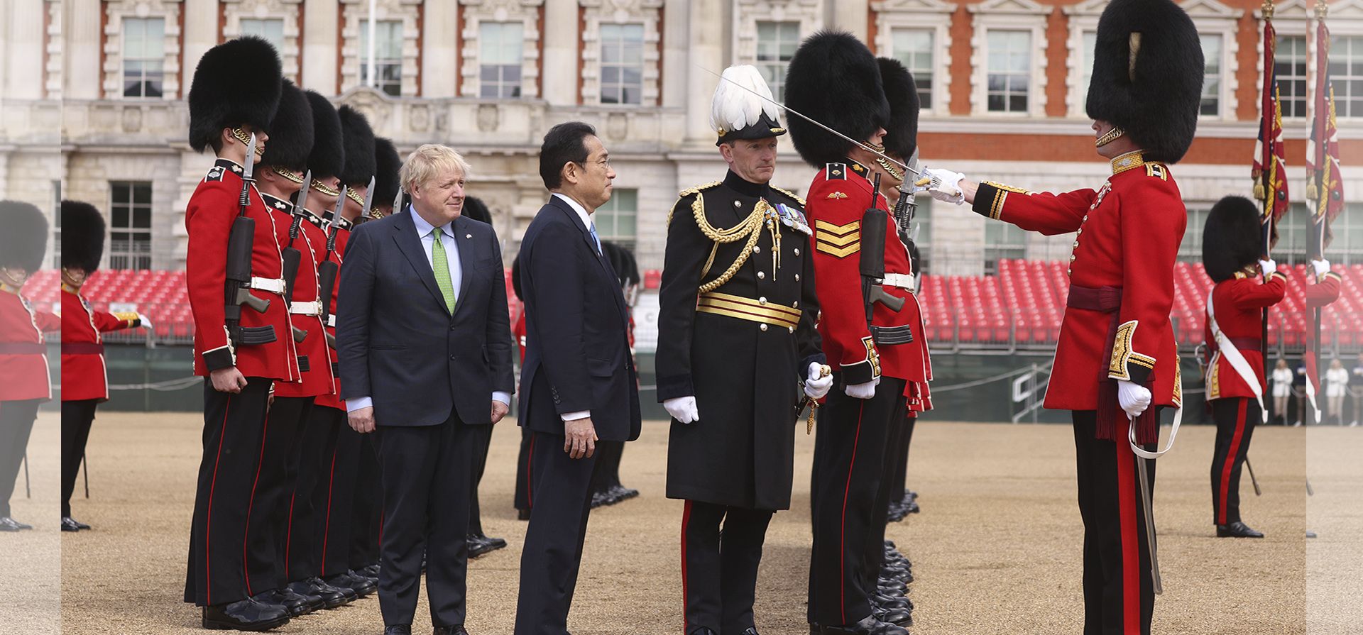 El primer ministro de Gran Bretaña, Boris Johnson, se encuentra con el primer ministro de Japón, Fumio Kishida, mientras supervisan una Guardia de Honor, durante la ceremonia de bienvenida en Westminster, Londres, el jueves 5 de mayo de 2022. Los líderes de Gran Bretaña y Japón se reunieron en Londres para anunciar un nuevo acuerdo de defensa en el contexto de la guerra en Ucrania.