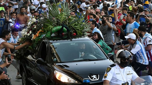 Aplausos, bocinazos y una multitud para darle el último adiós a Diego Maradona