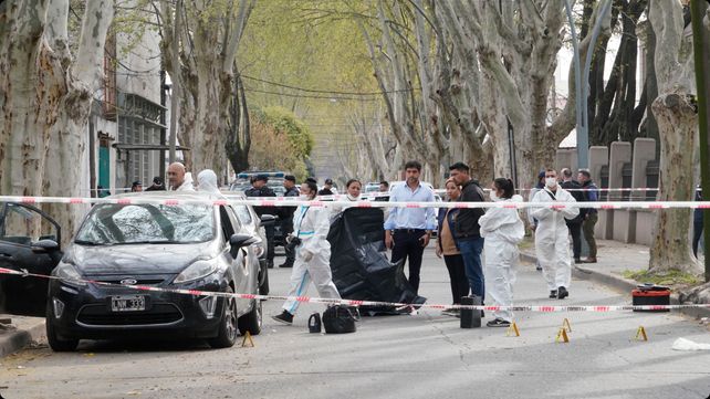 El fiscal Alejandro Ferlazzo el jueves pasado en la escena del crimen. Este martes imputó a tres sospechosos por el crimen del policía.