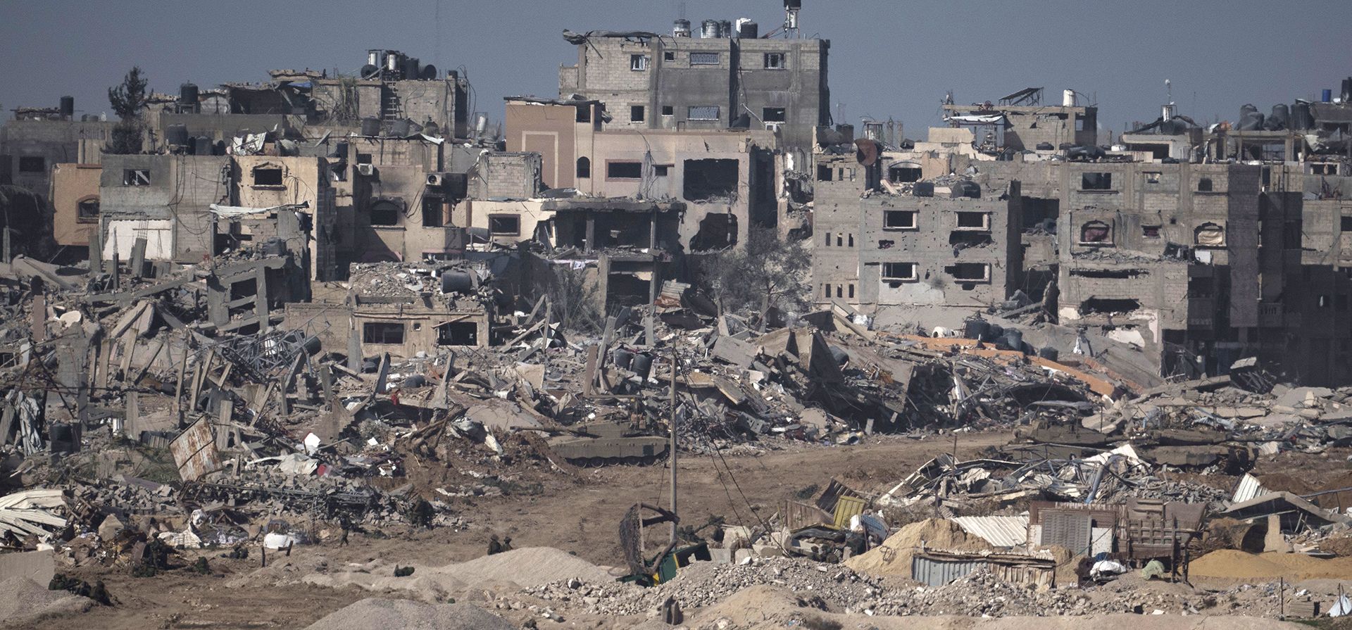 Tropas israelíes caminan por la Franja de Gaza vista desde el sur de Israel, el jueves 21 de diciembre de 2023. El ejército está luchando contra militantes palestinos en toda Gaza en la guerra iniciada por el ataque de Hamás a Israel el 7 de octubre. (Foto AP/Leo Correa) Tropas israelíes caminan por la Franja de Gaza vista desde el sur de Israel, el jueves 21 de diciembre de 2023. El ejército está luchando contra militantes palestinos en toda Gaza en la guerra iniciada por el ataque de Hamás a Israel el 7 de octubre. (Foto AP/Leo Correa)