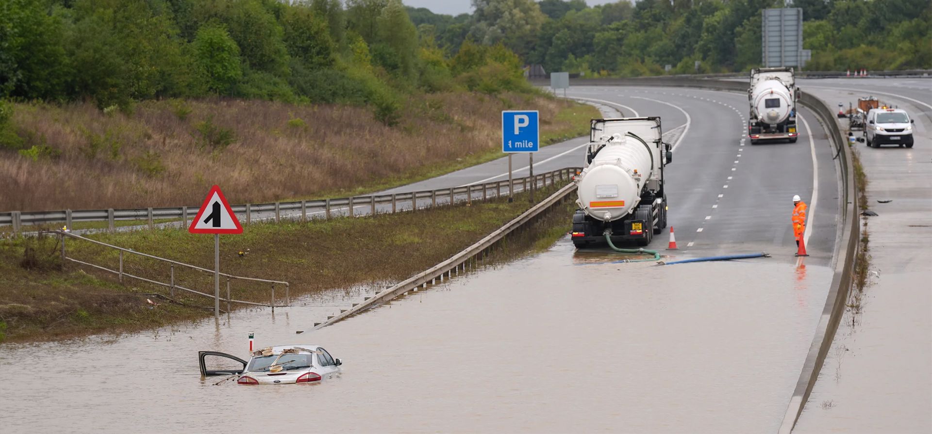 Un automóvil permanece sumergido en el agua de la inundación en la A421 en Bedfordshire mientras los camiones cisterna continúan bombeando el agua. El clima húmedo persistirá en partes del Reino Unido, Marston Moretaine, Inglaterra. Fotografía: Joe Giddens/PA Un automóvil permanece sumergido en el agua de la inundación en la A421 en Bedfordshire mientras los camiones cisterna continúan bombeando el agua. El clima húmedo persistirá en partes del Reino Unido, Marston Moretaine, Inglaterra. Fotografía: Joe Giddens/PA