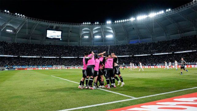 Central Córdoba, con mucha polémica, le ganó a San Lorenzo y avanzó a cuartos de final