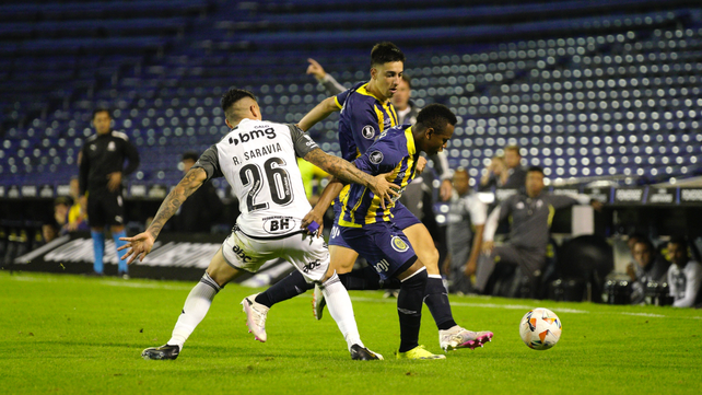 Campaz intenta gambetear a Saravia y Sández lo acompaña por las dudas. Central no pudo con Mineiro y se complica la clasificación a octavos de final.