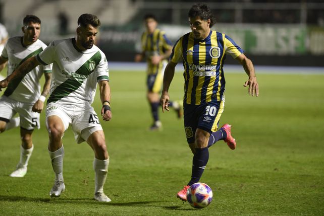 Malcorra, la manija de Centra, intenta sortear la marca del defensor de Banfield.