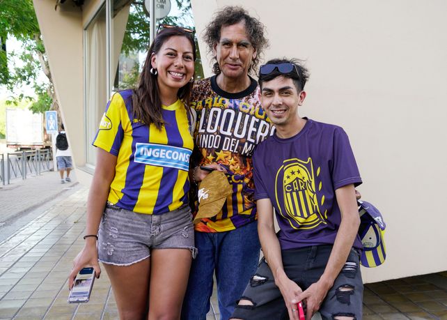 El sanjuanino Alejandro Arce junto a dos de sus hijos con la camiseta de Central.