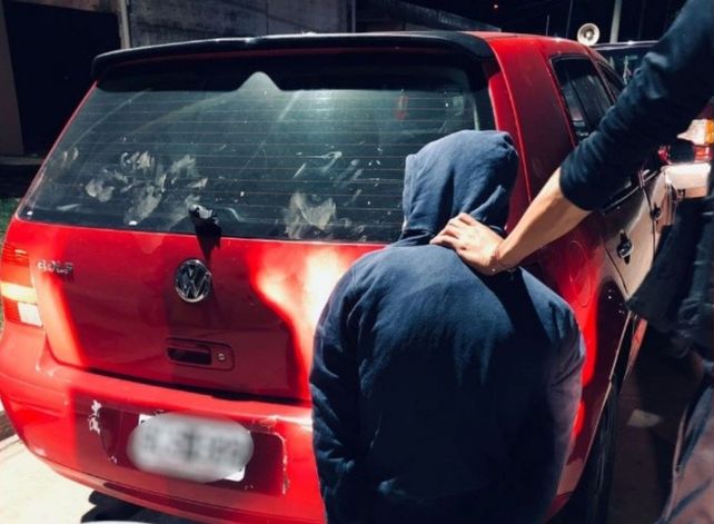 Pablo P. detenido al costado del VW Golf en el que circulaba. En principio será acusado el viernes por su vínculo con el auto.