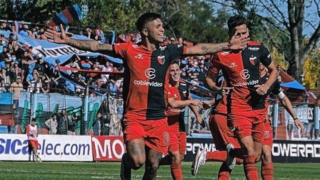 Guille, el goleador que va creciendo en el Colón puntero