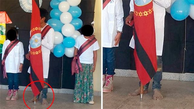 La foto del nene abanderado y descalzo que conmueve al país