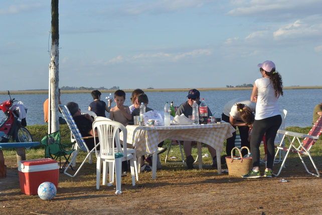 La laguna El Hinojo es un lugar apto para disfrutar de un asado en familia o con amigos disfrutando el espejo de agua.