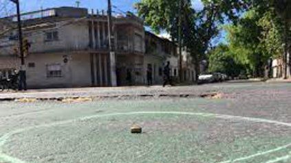 La esquina de Pellegrini y Alsina, donde los tiratiros actuaron el 12 de octubre del año pasado contra una oficina del Servicio Penitenciario.