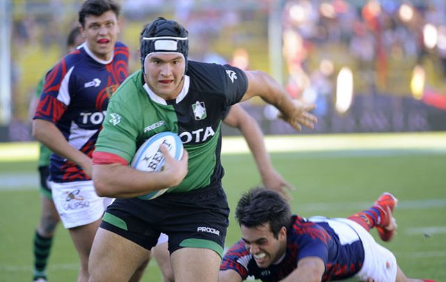 Arregui ya dejó a dos jugadores en el camino y ya mira fijo el in goal para apoyar. Después convirtió Mateo Escalante y decretó la victoria. (Foto: H. Río)
