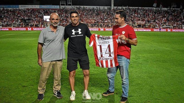Memo Torres recibió un reconocimiento de la dirigencia de Unión en la previa del cotejo ante Central Córdoba.