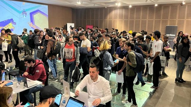 El miércoles pasado 500 jóvenes profesionales presentaron sus currículum a 21 empresas que participaron de la feria de empleo.