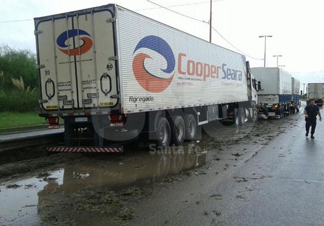 Un camión despistó por las lluvias en Circunvalación Oeste y provocó demoras