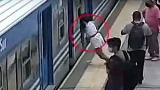 Video: una joven se cayó bajo una formación de tren y se salvó de milagro