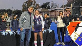 El dirigente de la ASH, Gabriel Petruzzo, junto a Delfina Merino, quien fue elegida la mejor jugadora de la final.