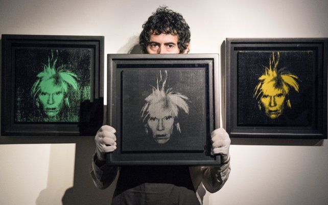 Tres autorretratos de Andy Warhol, con un valor estimado en 1.200.000 - 1.800.000 libras esterlinas (1,7 - 2,5 millones de dólares estadounidenses) se exhiben en la casa de subastas de Christie
