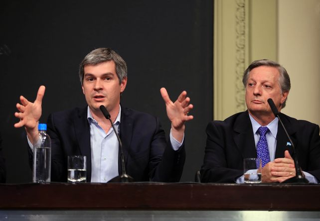 Recalculando. Peña y Aranguren anunciaron el lunes los nuevos topes sobre el aumento tarifario.