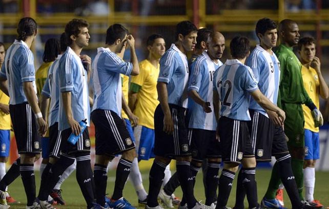 Sin juego. Los futbolistas argentinos y brasileños se retiran del campo para esperar una luz que nunca llegó.