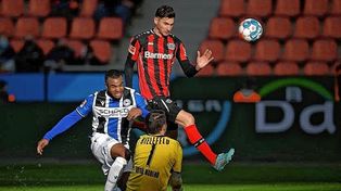 Lucas Alario abrió el resultado para la goleada de Bayer Leverkusen en Alemania.