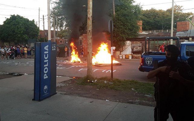 Protesta de vecinos. Los incidentes violentos frente a la seccional 12ª. 