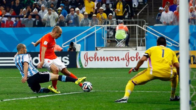 En Brasil 2014, Mascherano le ahoga el grito a Robben. Ahora, en el Mundial Qatar 2022, Lisandro Martínez hizo algo similar.