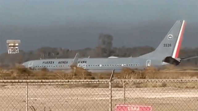 El avión de la Fuerza militar de México fue atacado al aterrizar en el aeropuerto de Sinaloa.